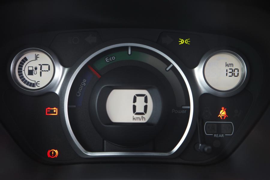  Peugeot iOn 2011 года  (фото 8 из 38)